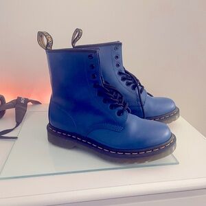 1460 SMOOTH LEATHER LACE UP BOOTS Size 7 Women’s Size 6 Men’s